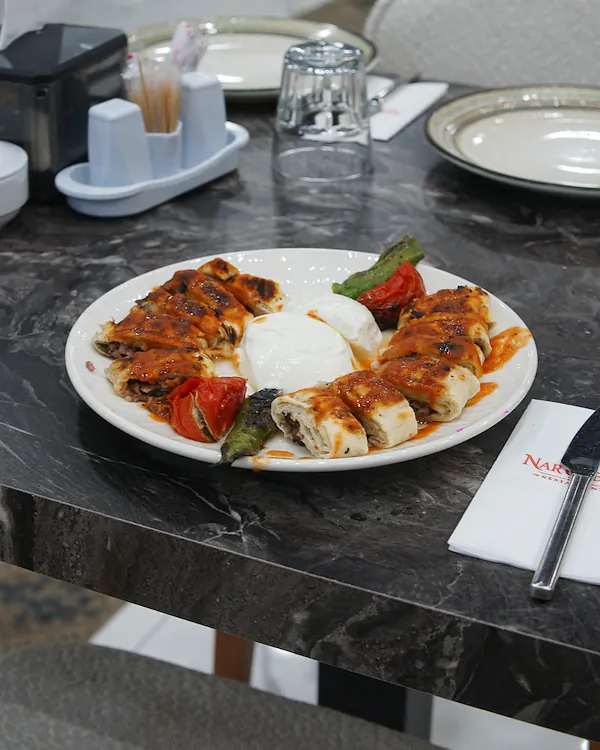 Yoğurt ve közlenmiş sebzeyle beyti sarma