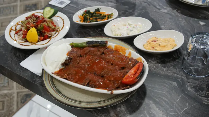 Yoğurt, közlenmiş biber ve domatesle İskender