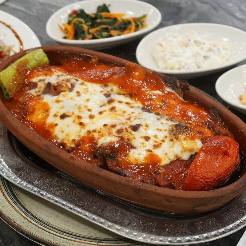Kiremit kapta kaşarlı iskender ve közlenmiş domates