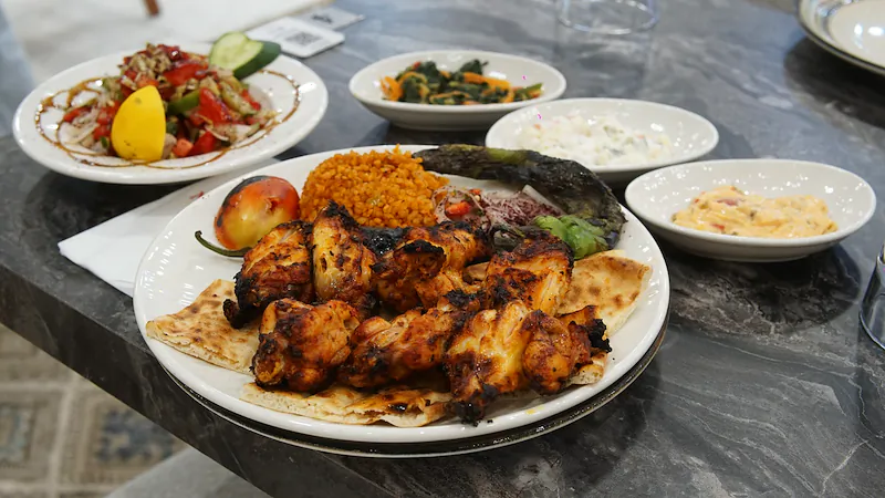 Lavaş üstünde tavuk şiş, bulgur pilavı ve közlenmiş biber