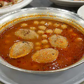 Kâsede analı kızlı köfte
