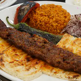 Tabakta Adana kebap ve bulgur pilavı